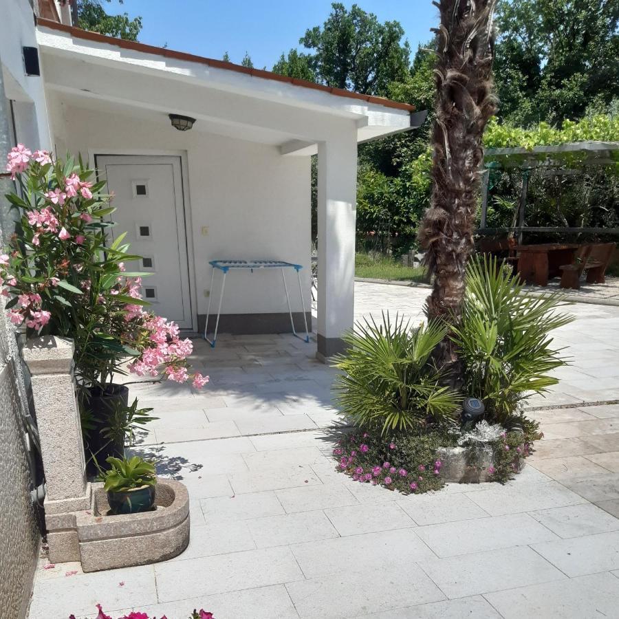 Apartman Nevia Lka Opric Exterior photo