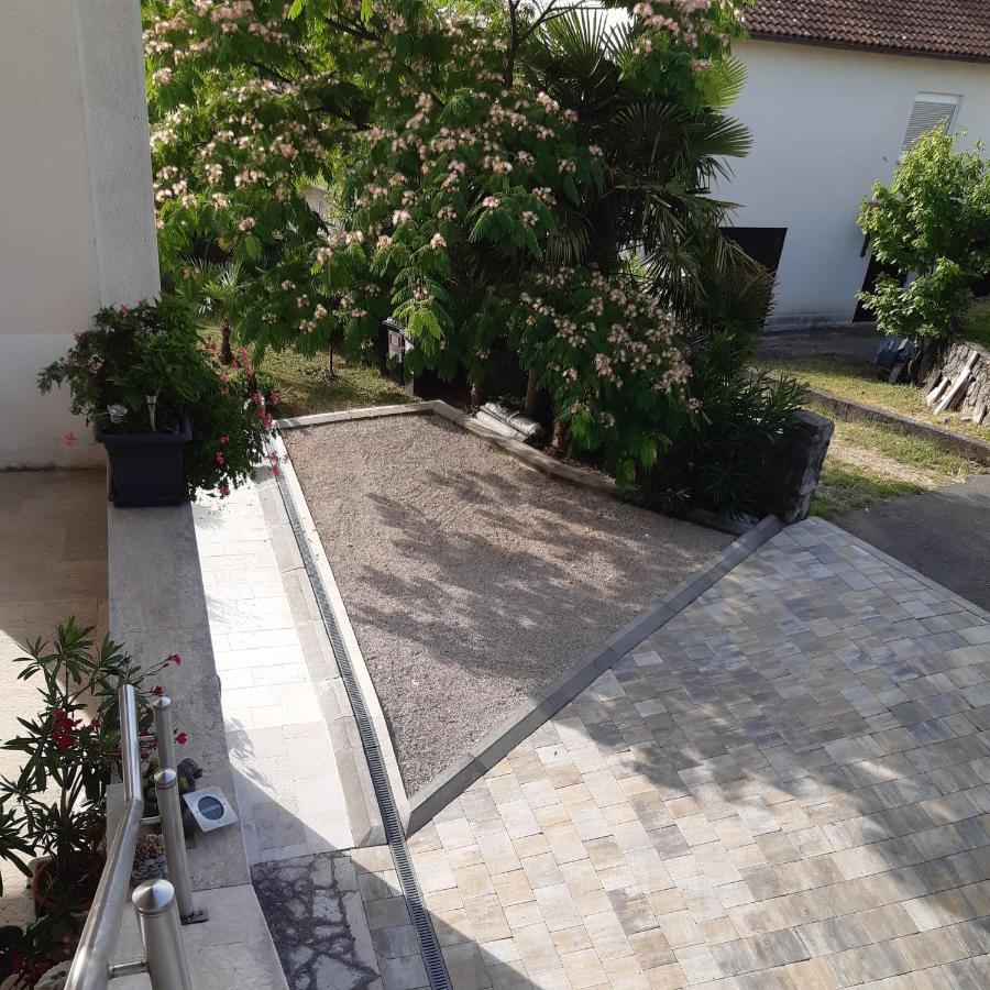 Apartman Nevia Lka Opric Exterior photo
